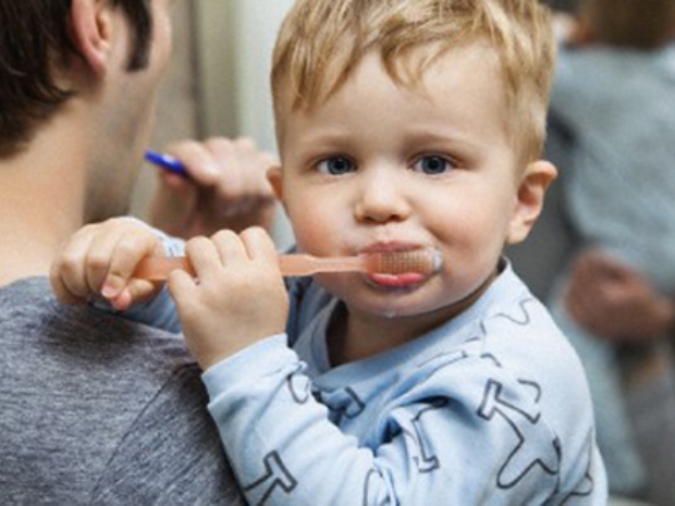 Diş fırçalama anne-baba kontrolünde olmalı