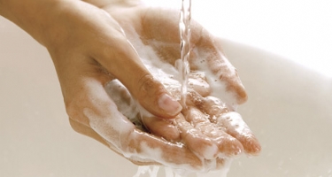Ellerinizi ılık suyla yıkayın!